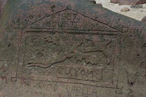 Placa tallada por Cousteu en la isla del Coco